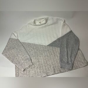 BKE Women’s Crewneck Pull over top - White and Gray